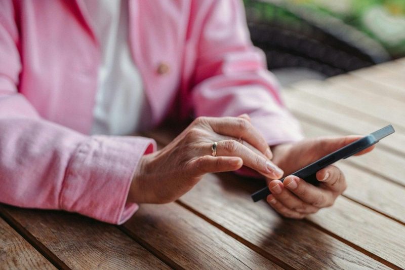 Holafly vs Airalo: Which eSIM Provider is Better?